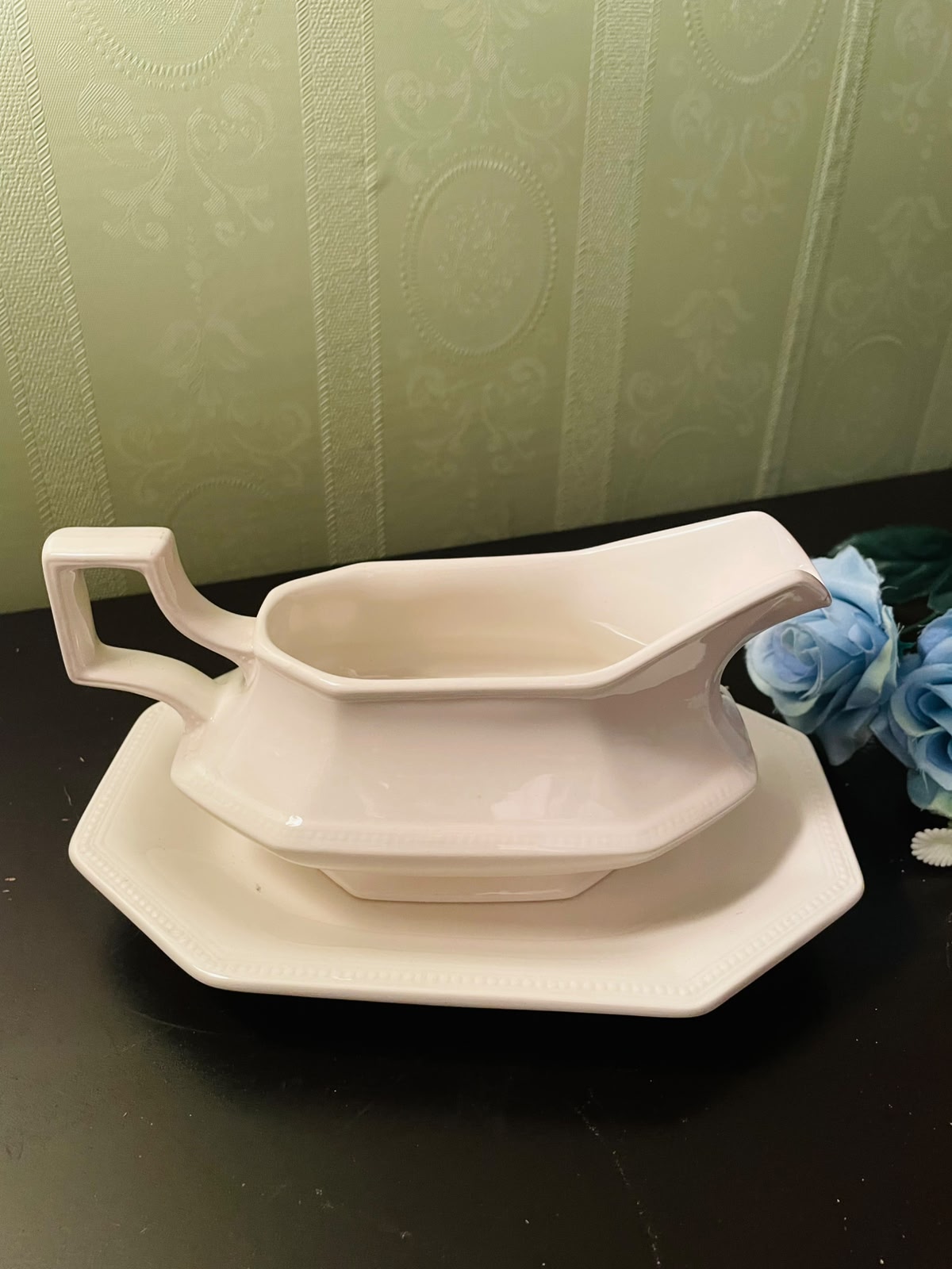 Johnson Brothers Heritage White Gravy Boat with Underplate