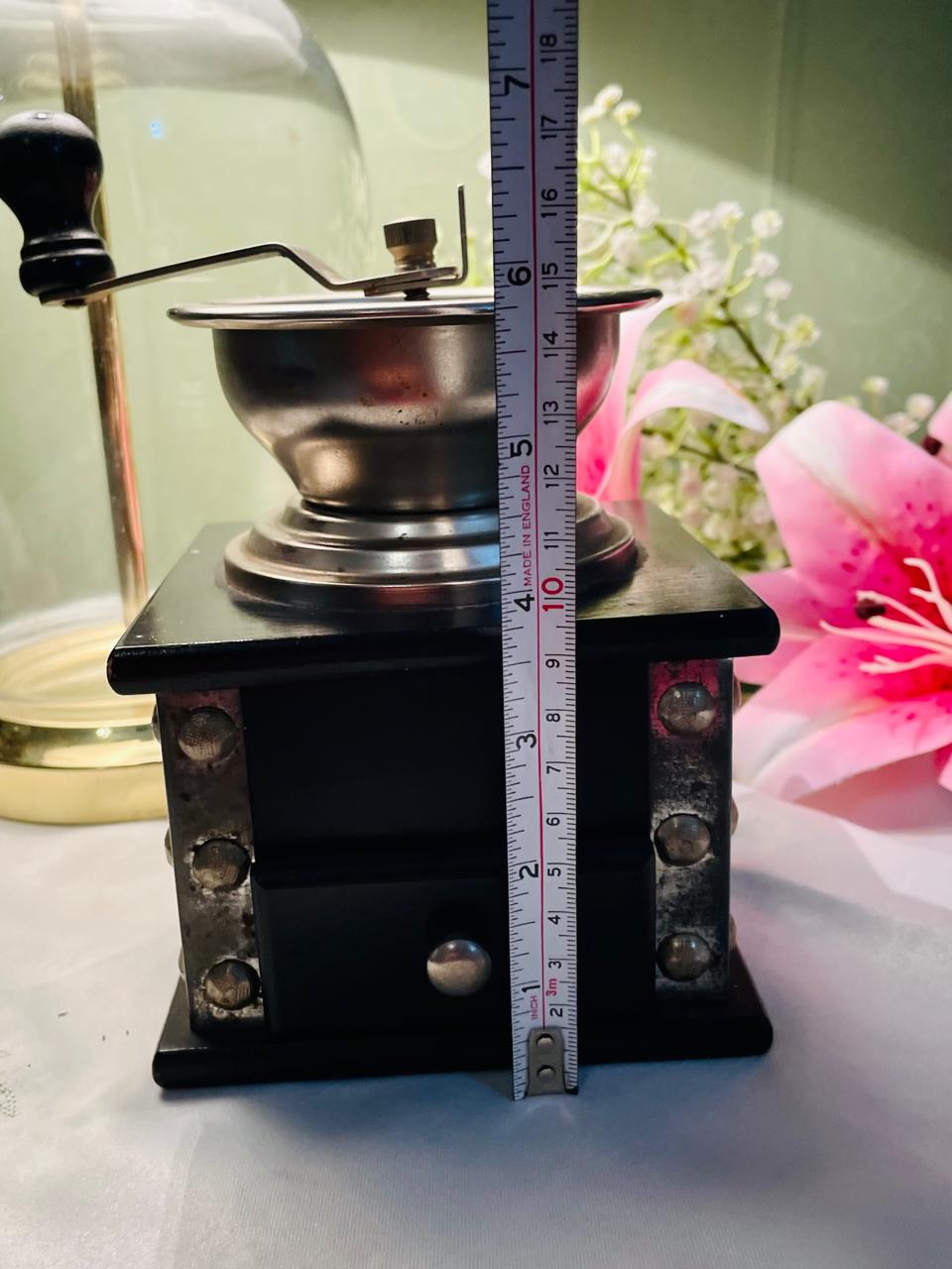 Vintage-Style Manual Coffee Grinder with Wooden Drawer & Metal Crank – 16 cm