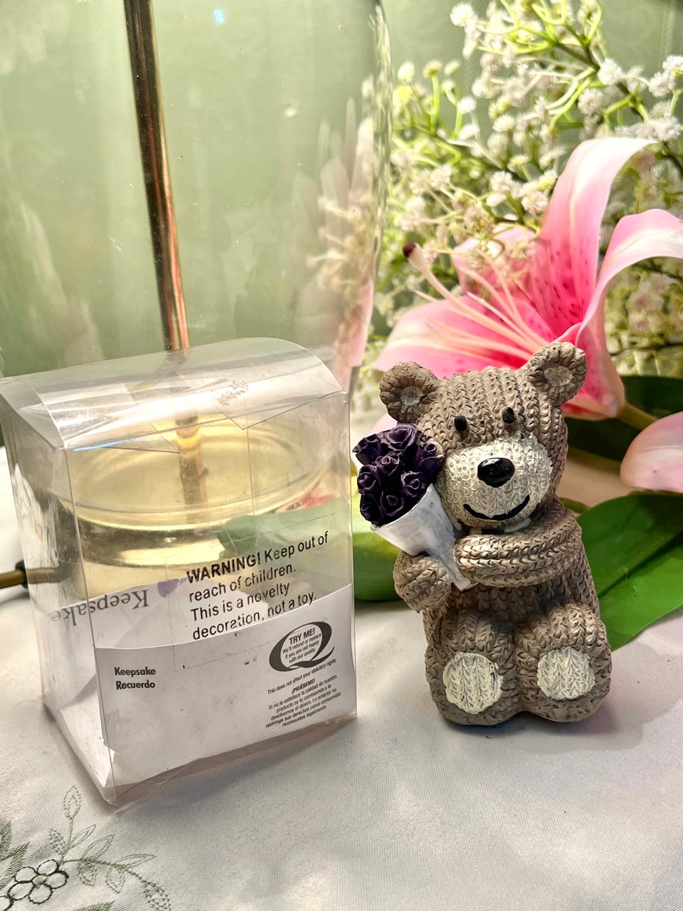 Teddy Bear with Purple Rose Bouquet Figurine – Romantic Gift Ornament, Approx. 10 cm