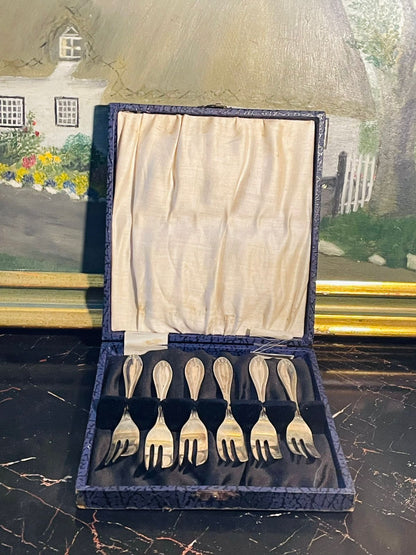 vintageflatware, dessertforks, silverplate, vintagecutlery, teatimeset, antiquehome, collectableset, retrotableware, cottagecoredecor, elegantdining, sunsetkitchenfinds, britishvintage