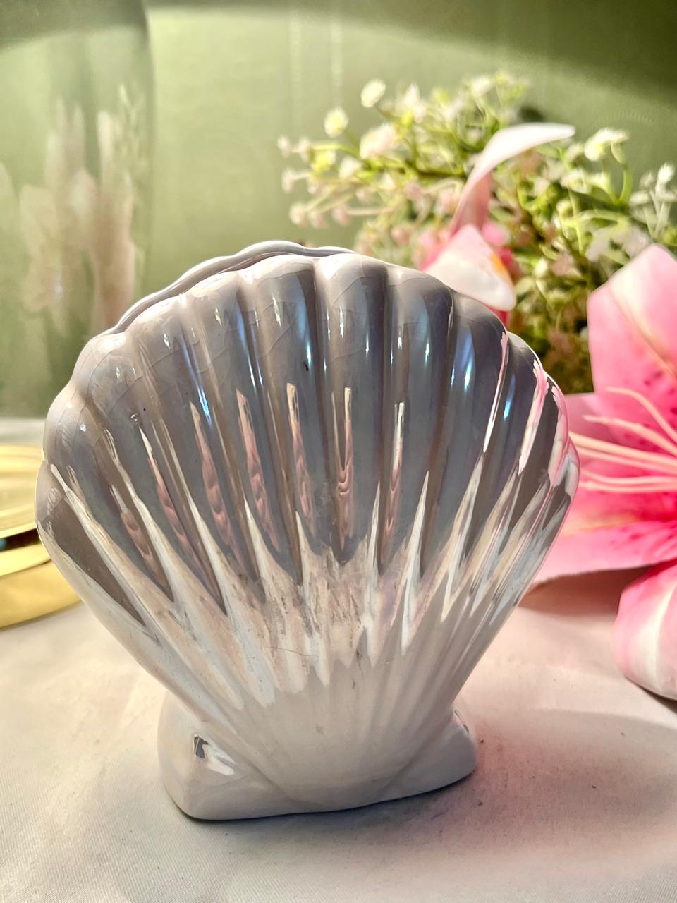 Pearl White Shell-Shaped Decorative Vase – 5 Inch