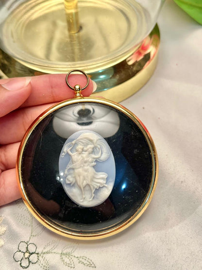 3d Gold-Tone Round Cameo Portrait Frame Approx. 8 cm