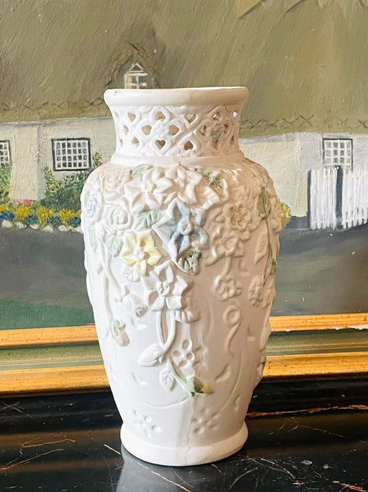 vintage floral relief vase, cutwork porcelain vase, heart rim ceramic vase, english cottagecore decor, embossed flower vase, pastel ceramic home decor, antique floral pottery, heritage english vase, sunset kitchen vintage, rare thrift find pakistan