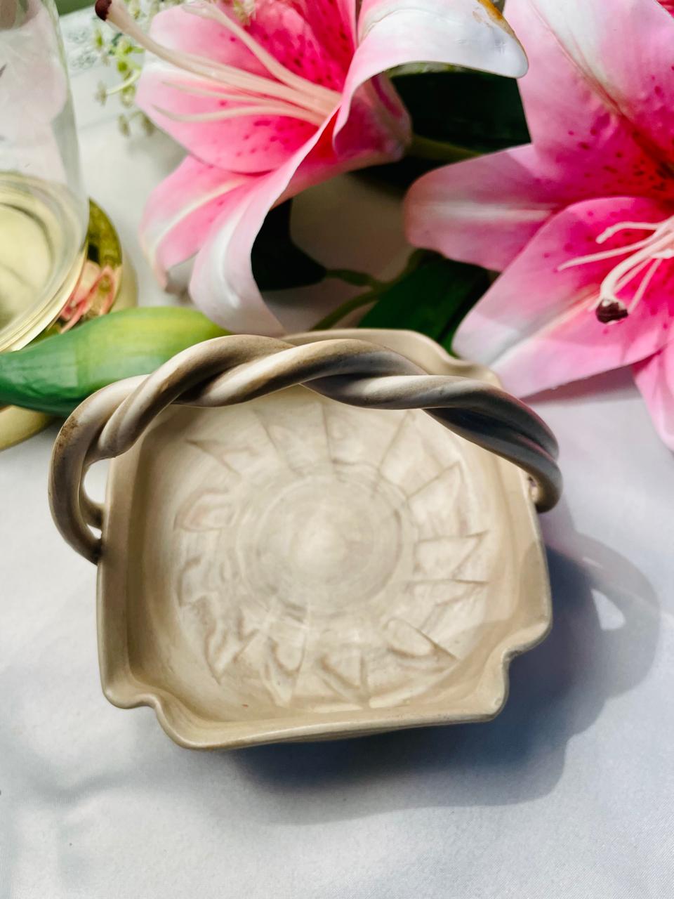Vintage Leaf-Shaped Ceramic Basket with Twisted Handle – 12 cm