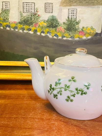 Vintage Ceramic Teapot – Made in England – Timeless Elegance for Tea Lovers