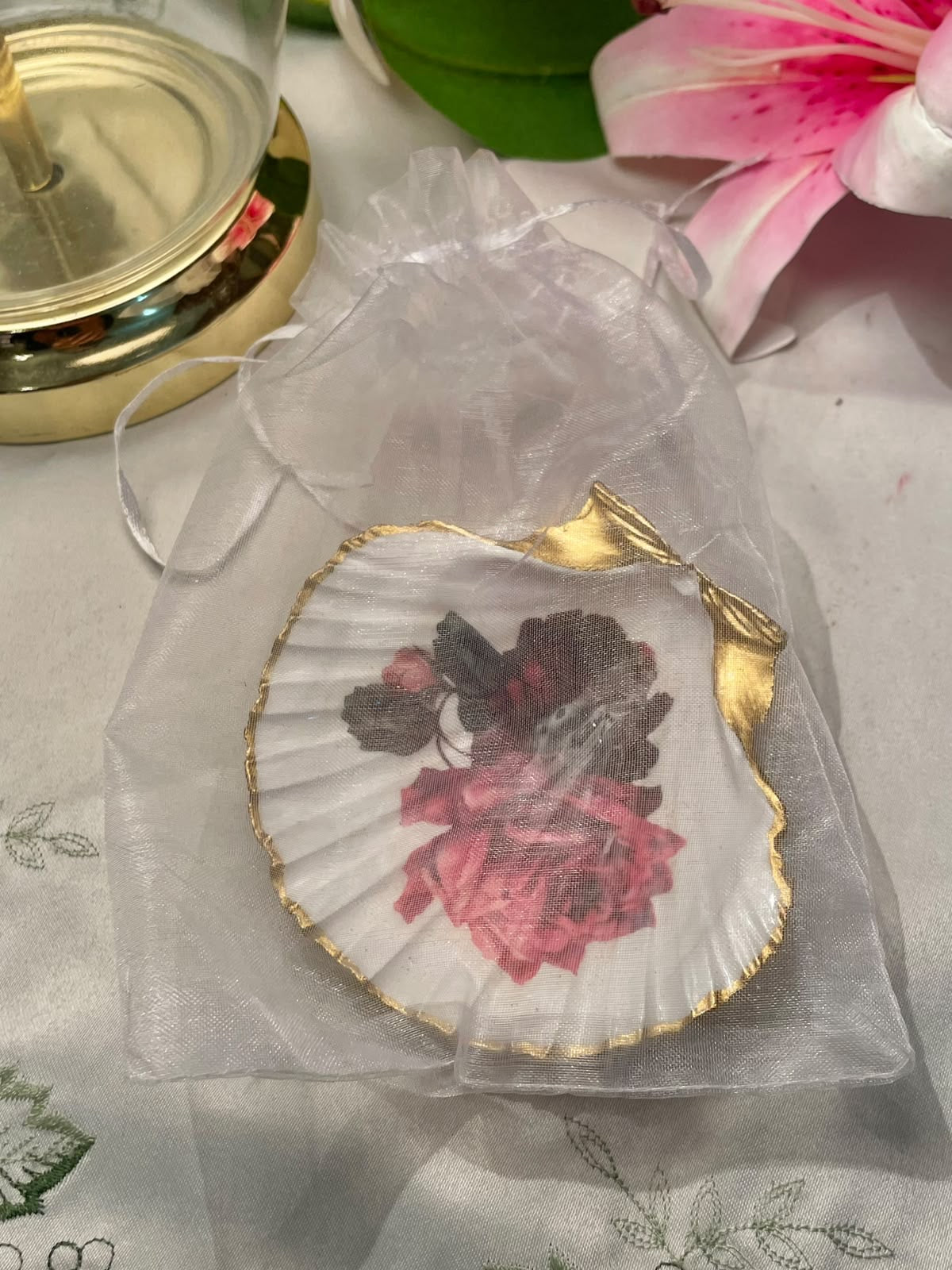 Vintage Rose Shell-Shaped Dish with Gold Trim Approx. 10 cm