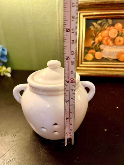 White Ceramic Garlic Keeper with Lid – Ventilated Storage Jar