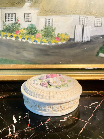 #AlabasterBox #VintageTrinketBox #FloralDecor #HandcraftedBox #JewelryStorage #ImportedHomeDecor #CollectibleBox #ItalianAlabaster #LuxuryDecorPakistan #VintageStyleAccessories