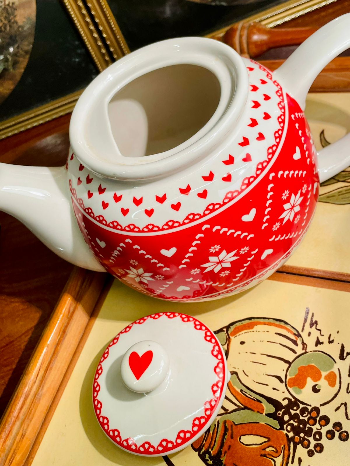 Red Heart Pattern Ceramic Teapot – Festive Winter & Valentine’s Decor