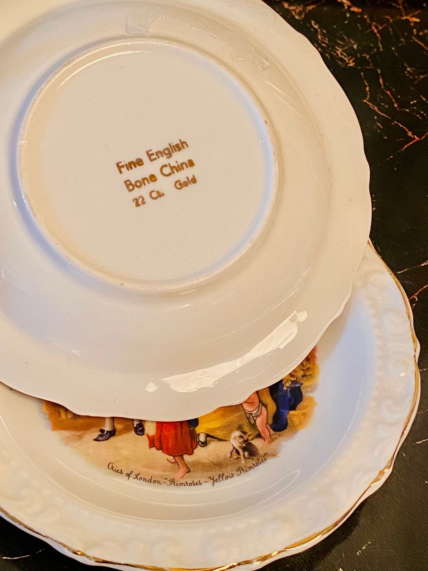 Set of 2 - Fine English Bone China “Airs of London” Decorative plates – 22 Ct Gold Trim – 4.5 Inches