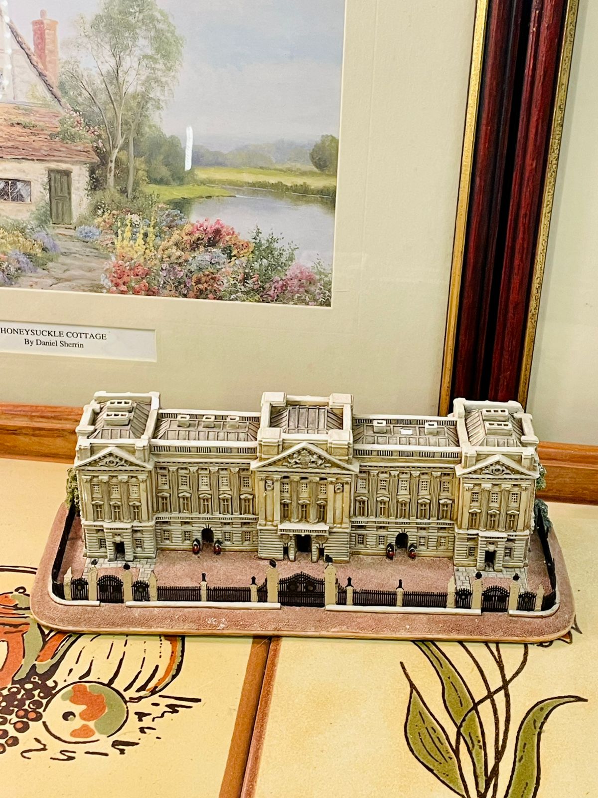 Lilliput Lane, Buckingham Palace, British Collectibles, Royal Palace Model, Vintage Home Decor, London Souvenir, Architectural Miniature, Collectible Figurine, UK Landmark, Resin Sculpture, Palace Display Piece, English Decor
