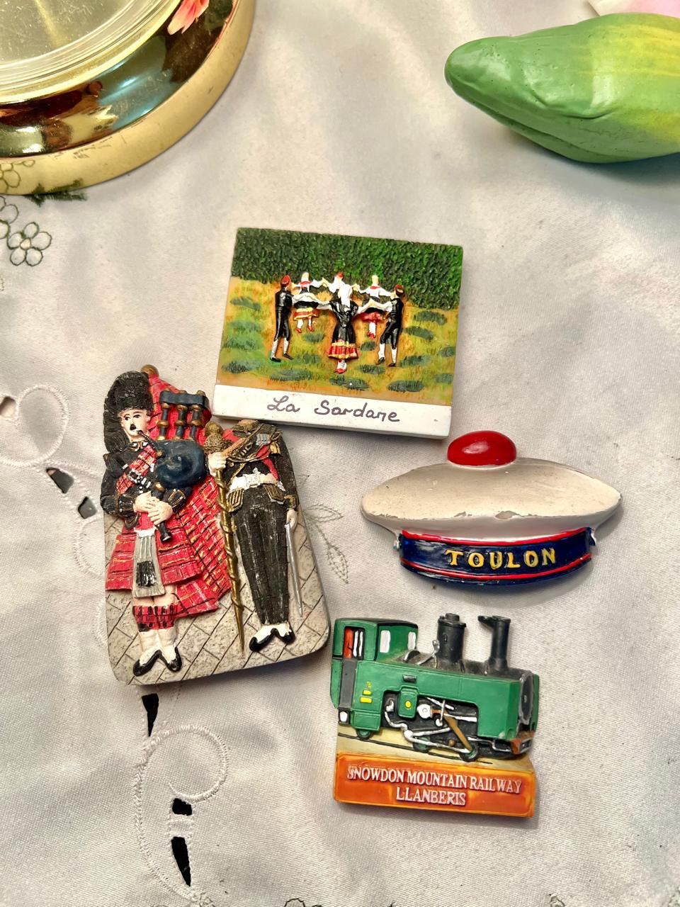 Scottish Highland Bagpiper Souvenir Plaque Magnet Set– Red Tartan – 8 cm