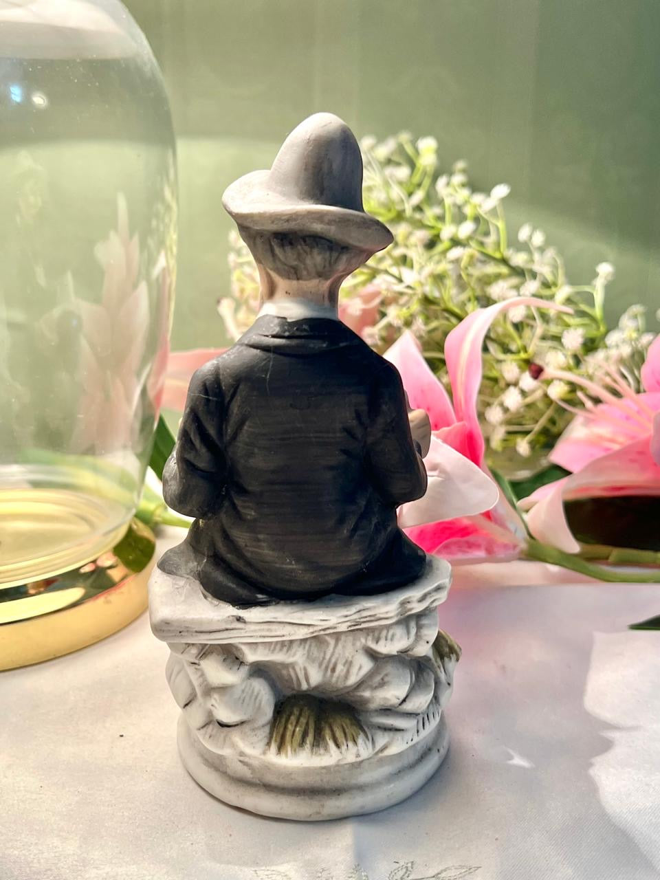 Gentleman Reader Figurine with Pipe & Red Book 16cm