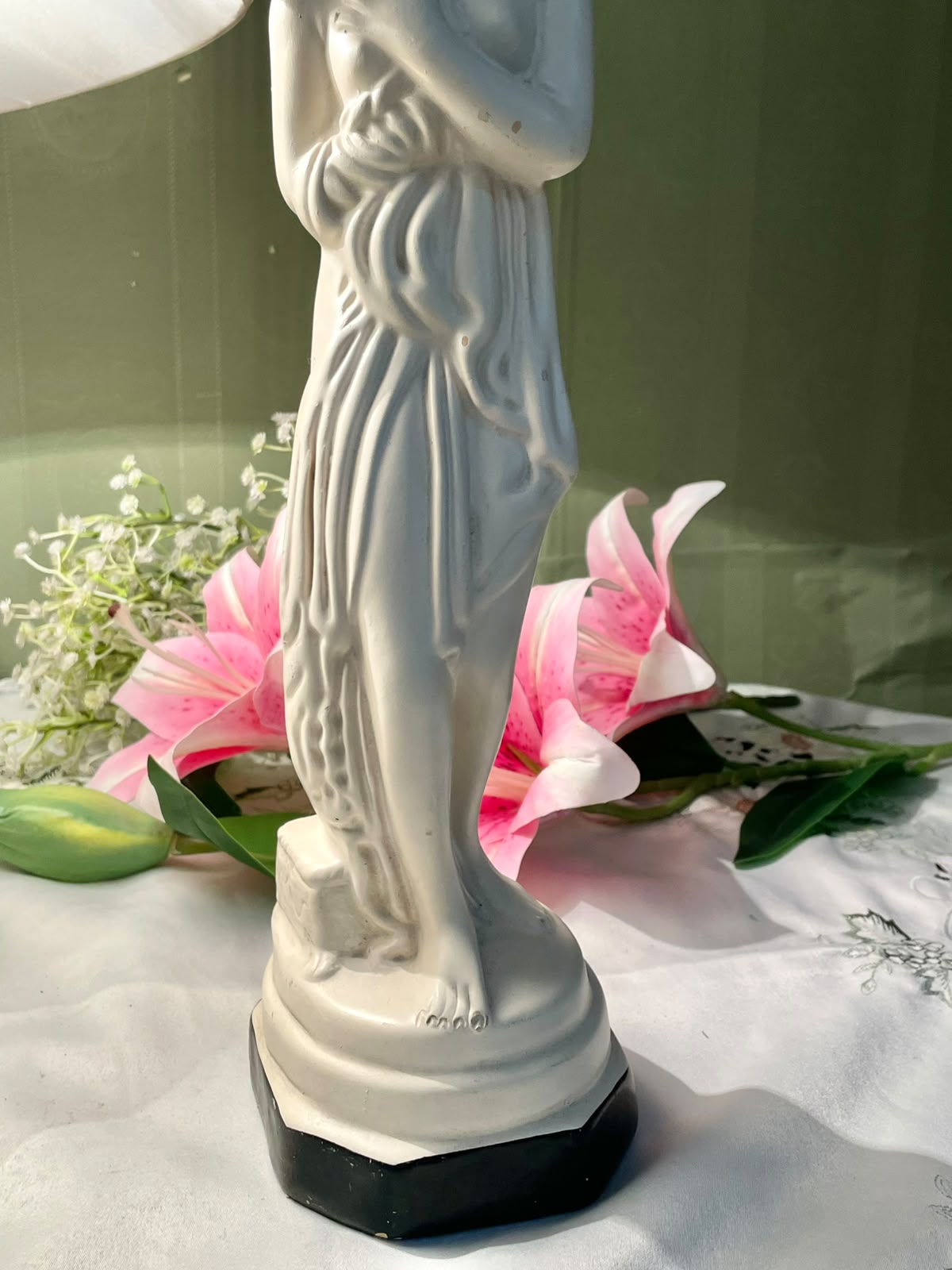 RARE FIND White Classical Lady Figurine / Sculpture on Black Base – Approx. 35 cm