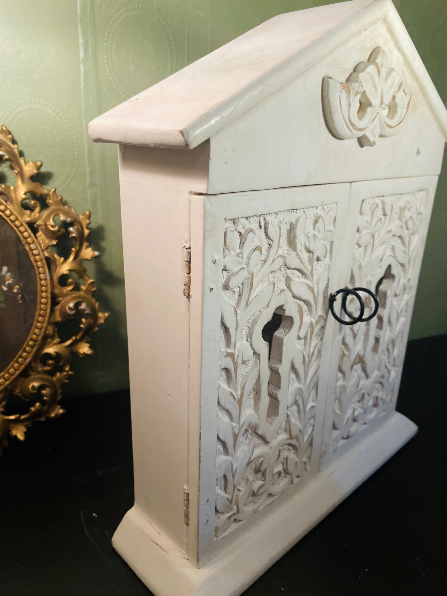 White Wooden Wall Key Cabinet With Carved Doors