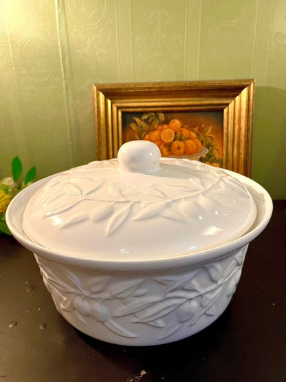 Vintage 3D Embossed Ceramic Casserole Bowl with Lid 24cm