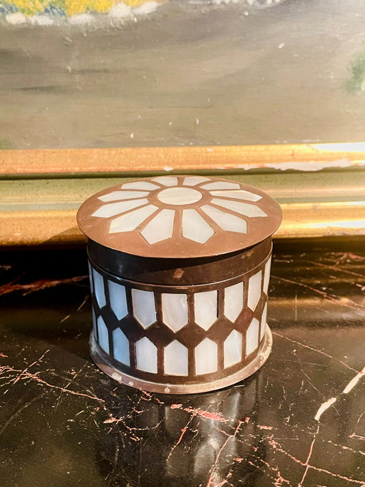 vintagebrassbox, motherofpearldecor, inlaytrinketbox, handmadeart, antiquehomepakistan, bohochicdecor, cottagecorestyle, sunsetkitchen, sunsetshop, jewelrystorage, artisanalcraft