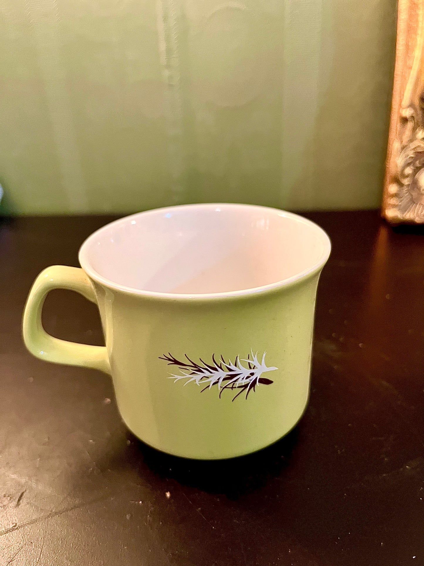 Green Vintage Leaf Tea Cup – Retro Ceramic Cup