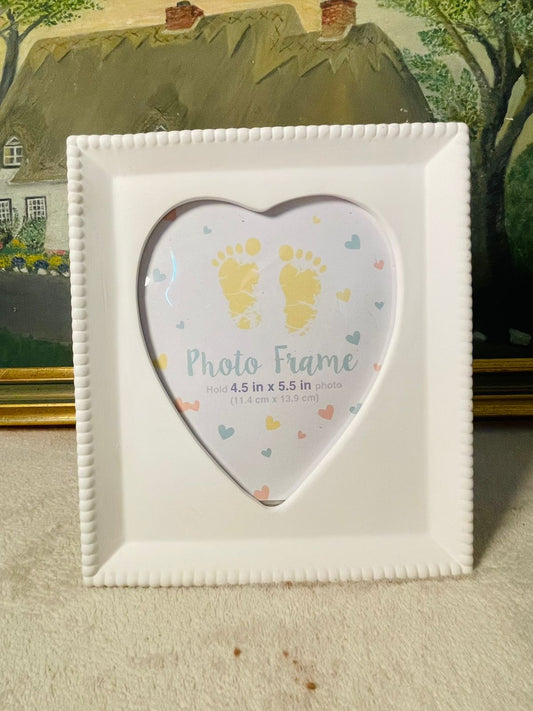 European Vintage Heart Photo Frame – White Resin Picture Display