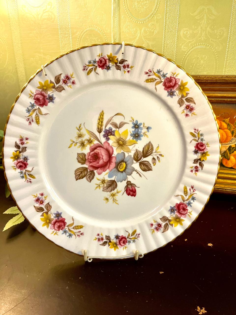 Antiqye Floral Decor Plate 26 cm Fluted Gold Rim
