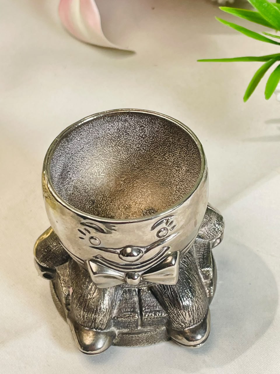 Silver-Tone Figural Egg Cup Holder – 7 cm