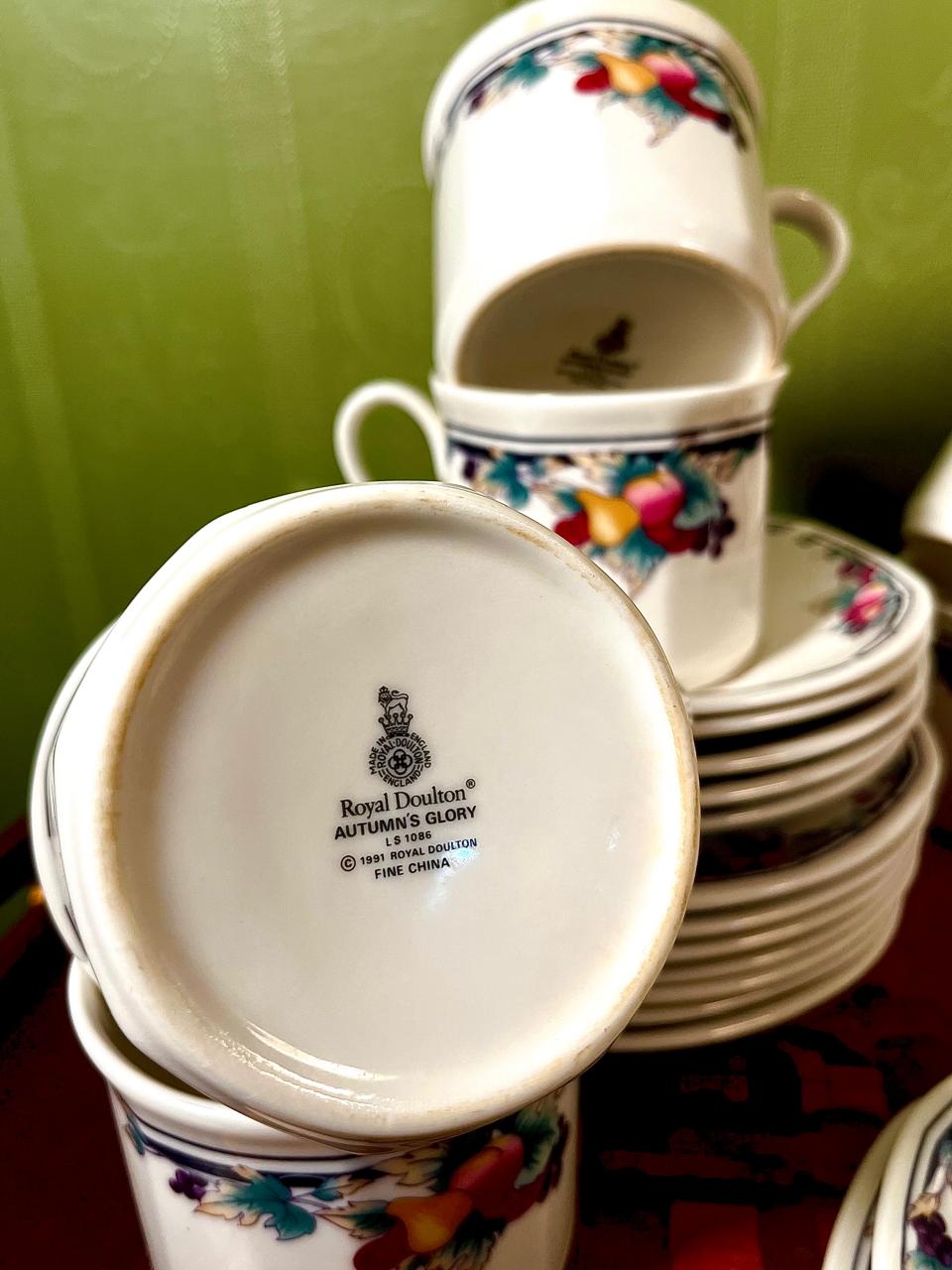 Royal Doulton Autumn's Glory Fine China 22 Piece Tea Set