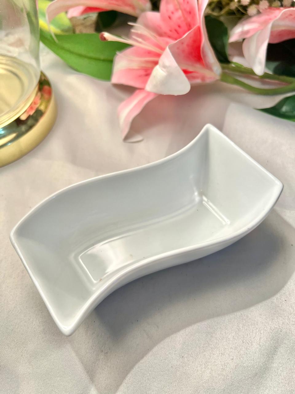 White Curved Porcelain Serving Dish – Modern Wavy Rectangular Bowl