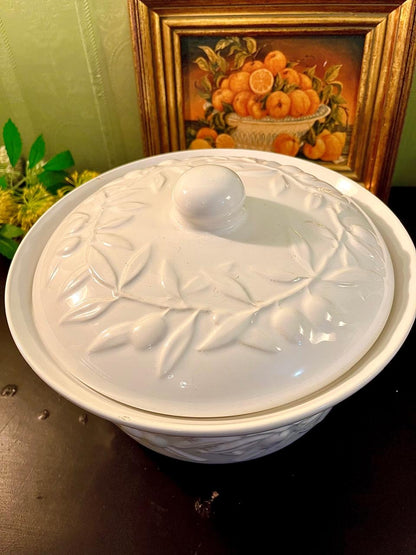 Vintage 3D Embossed Ceramic Casserole Bowl with Lid 24cm