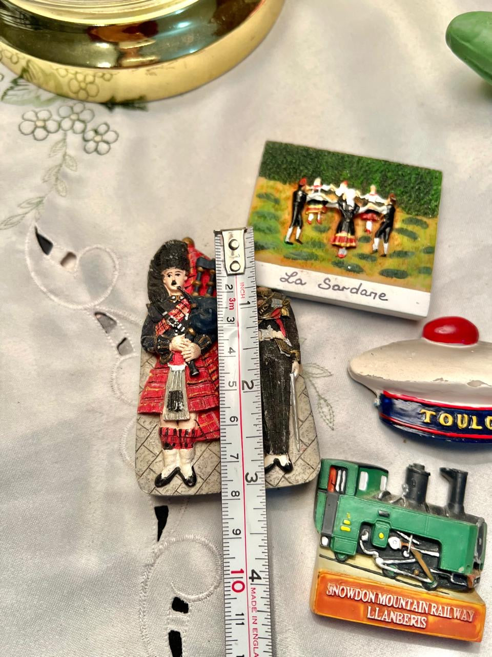 Scottish Highland Bagpiper Souvenir Plaque Magnet Set– Red Tartan – 8 cm