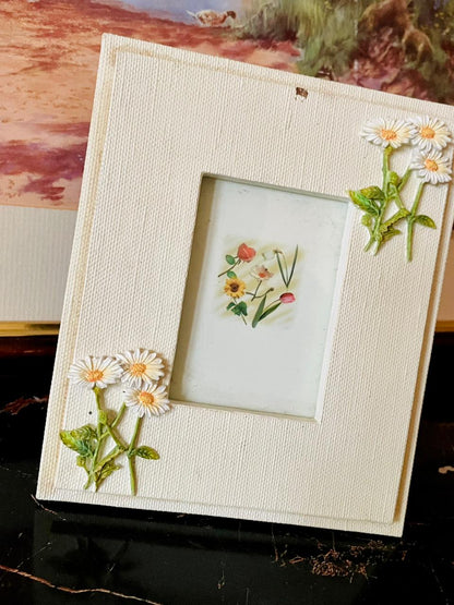 Vintage Floral Photo Frame – Cream with 3D Daisy Embellishments