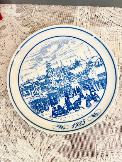 Hutschenreuther 1985 Christmas Market Plate Set 8 inch
