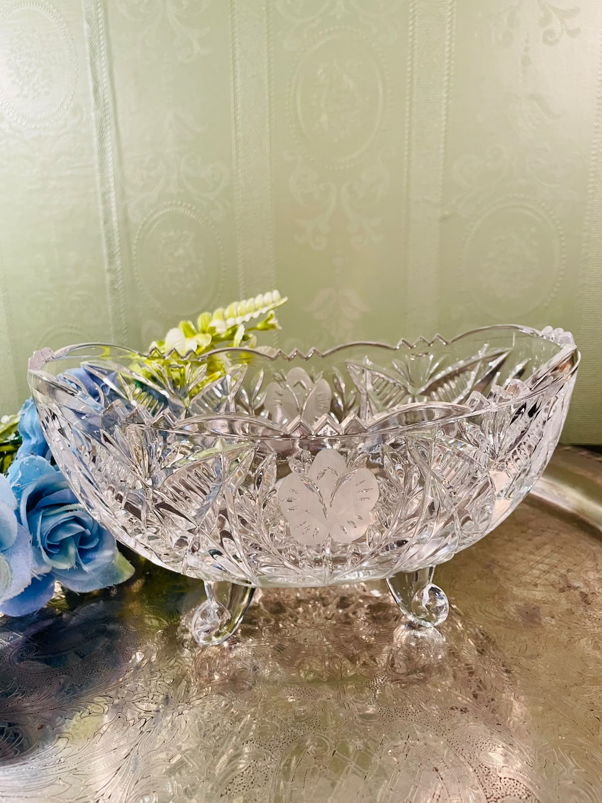 Clear Crystal Leaf-Pattern Serving Bowl – 8 Inch