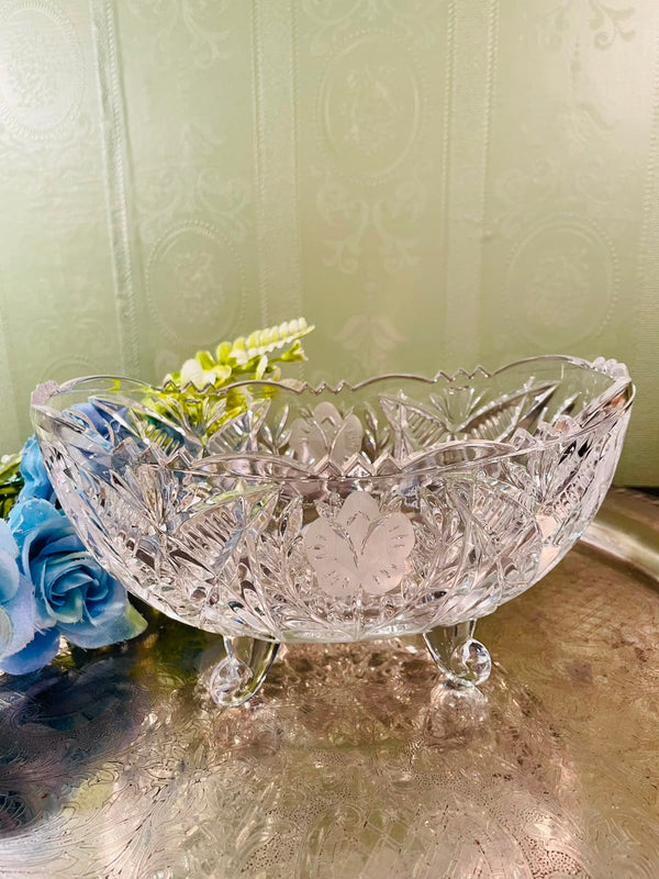 Clear Crystal Leaf-Pattern Serving Bowl – 8 Inch