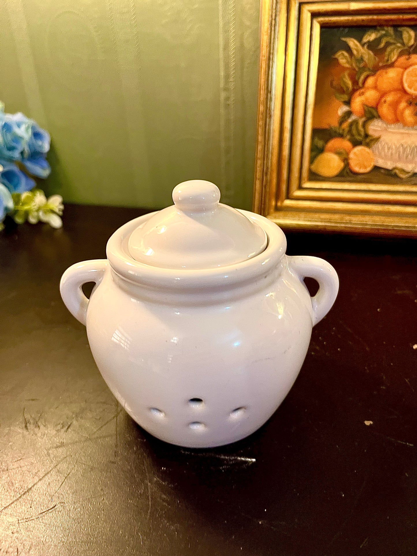 White Ceramic Garlic Keeper with Lid – Ventilated Storage Jar