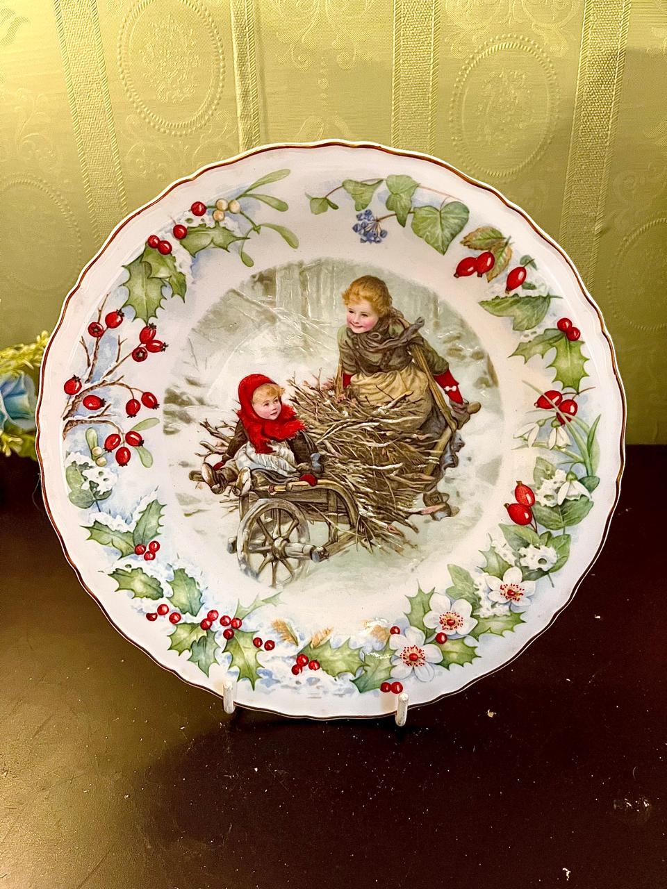 Vintage Christmas Collector Plate Children on Winter Cart Holly Border 8 Inch