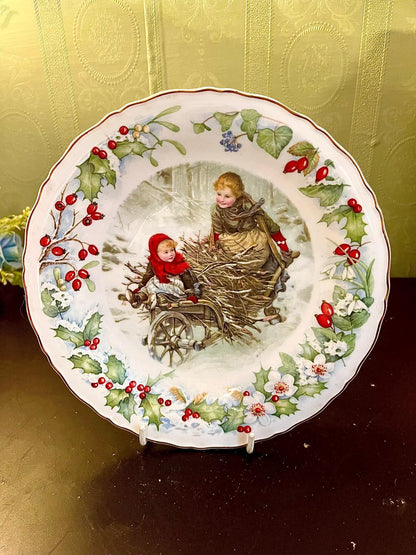 Vintage Christmas Collector Plate Children on Winter Cart Holly Border 8 Inch