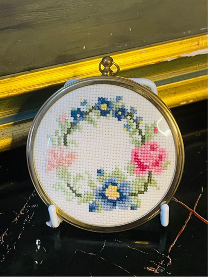 Vintage Floral Cross-Stitch Wall Art – Mini Round Frame with Flower Wreath Design