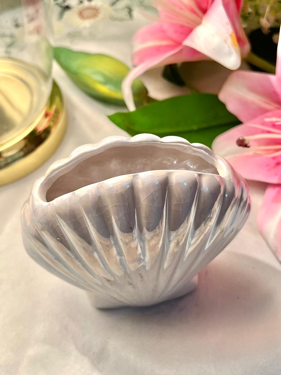 Pearl White Shell-Shaped Decorative Vase – 5 Inch