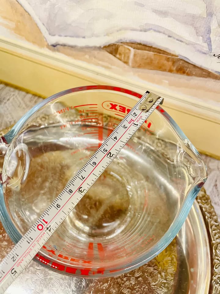 Vintage Pyrex Glass Measuring Jug – 500ml Red Markings