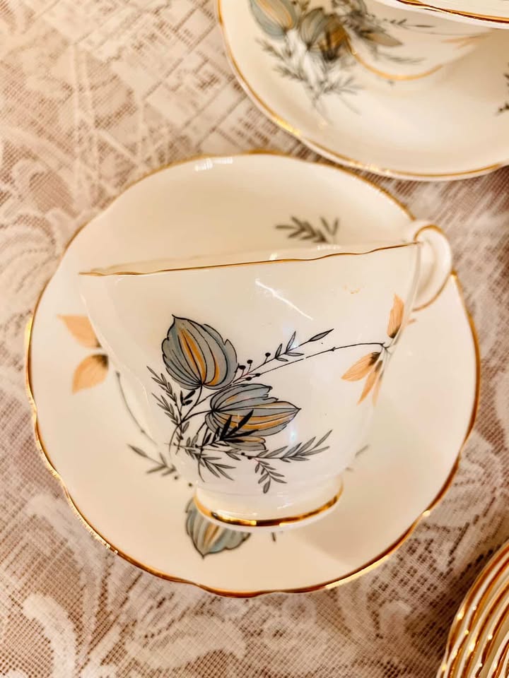 Vintage Floral Tea Set with  6 Cups & Plates – Gold Rim