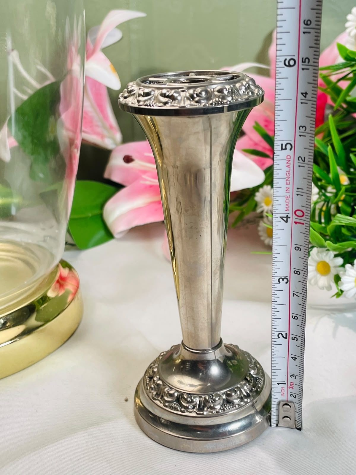 Silver-Tone Pedestal Vase with Ornate Floral Detailing – 15 cm