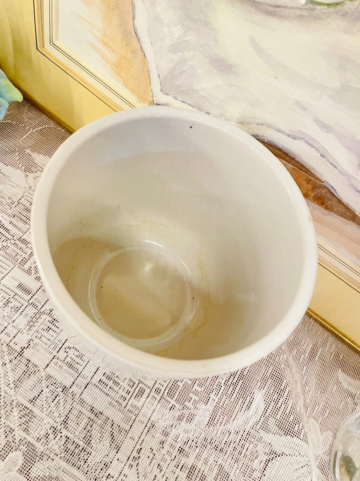 "Elegant Ribbed White Porcelain Pot – Simple, Modern Home Decor"