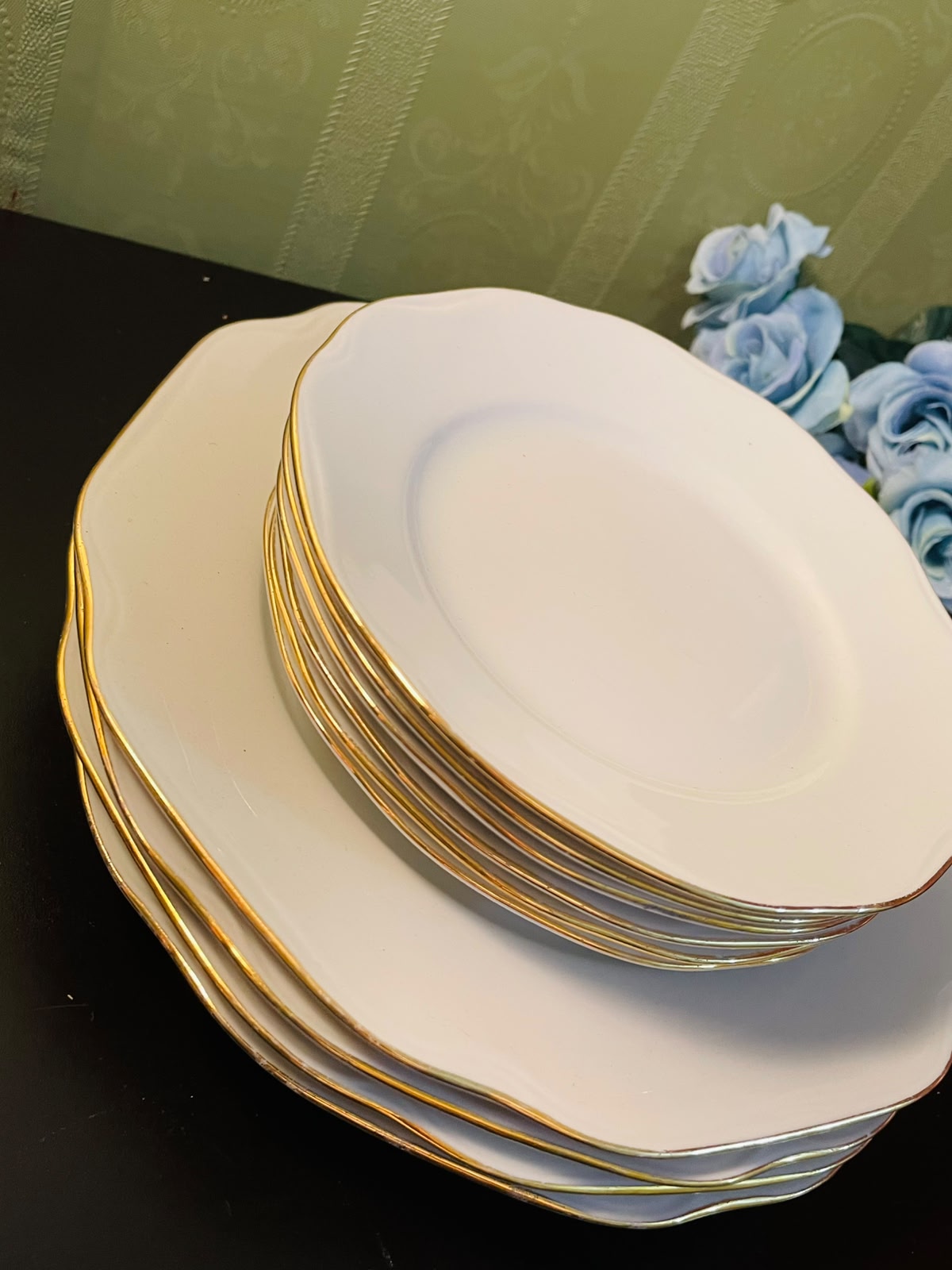 10 pcs White Porcelain Dinner & Quarter Plates Set Gold Trim