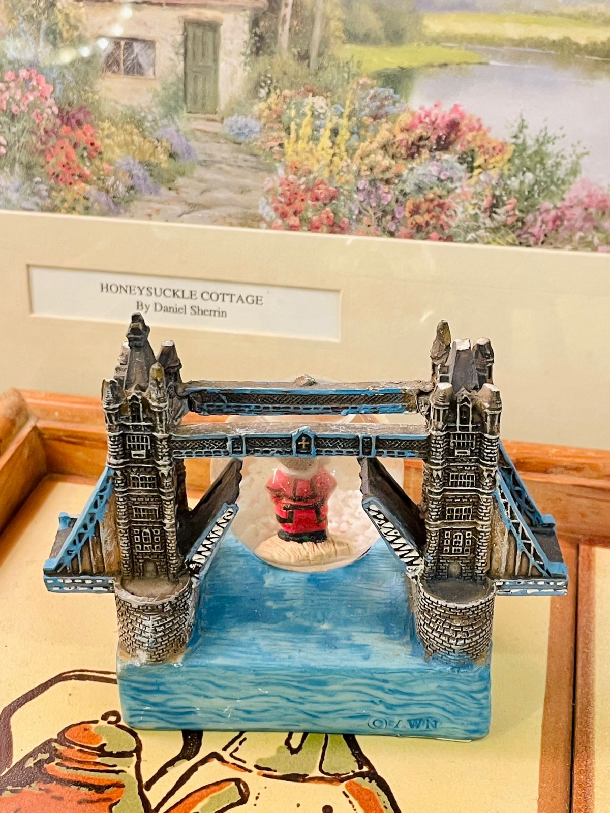 London Tower Bridge Snow Globe – Beefeater Guard Souvenir Decor