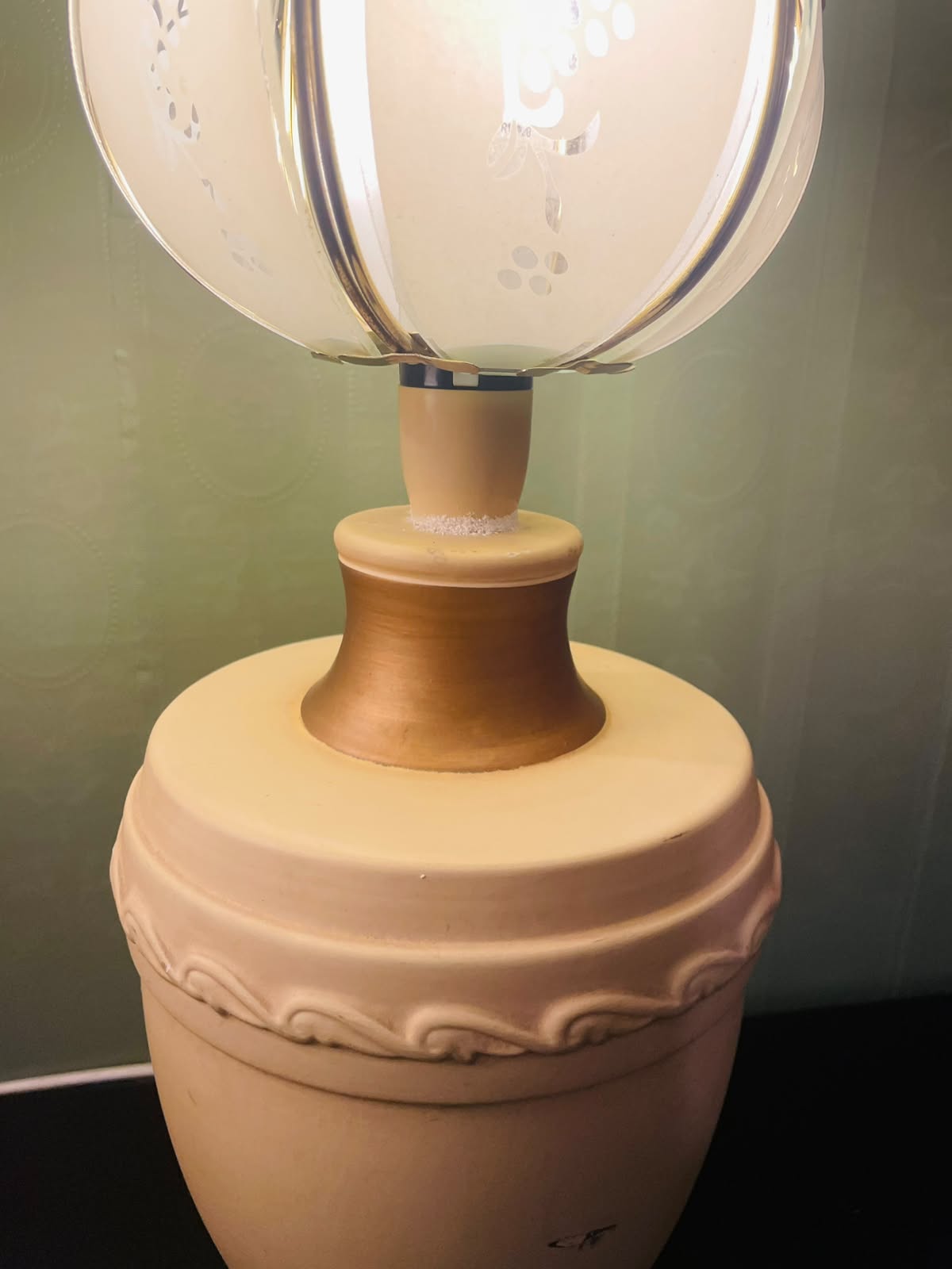 Elegant Vintage Tulip Glass Table Lamp with Gold Accents