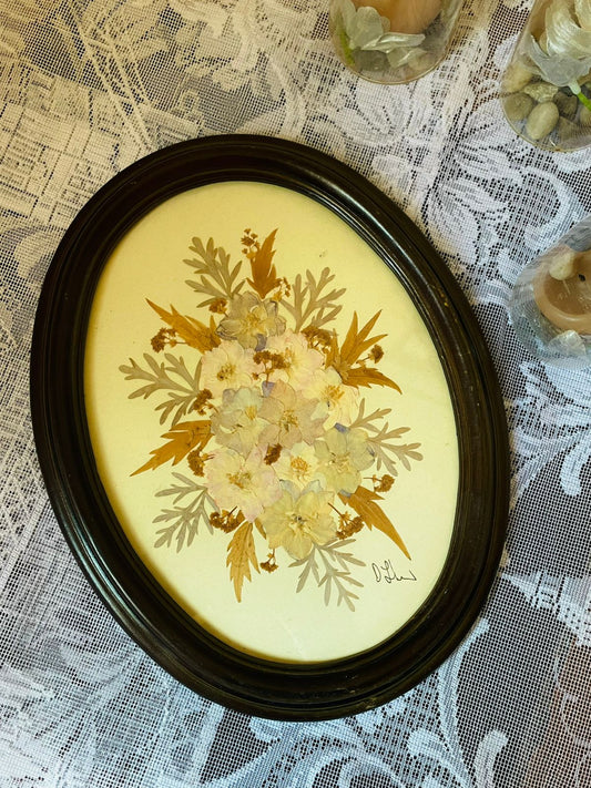 Pressed Floral Art in Oval Frame – Vintage Botanical Wall Décor