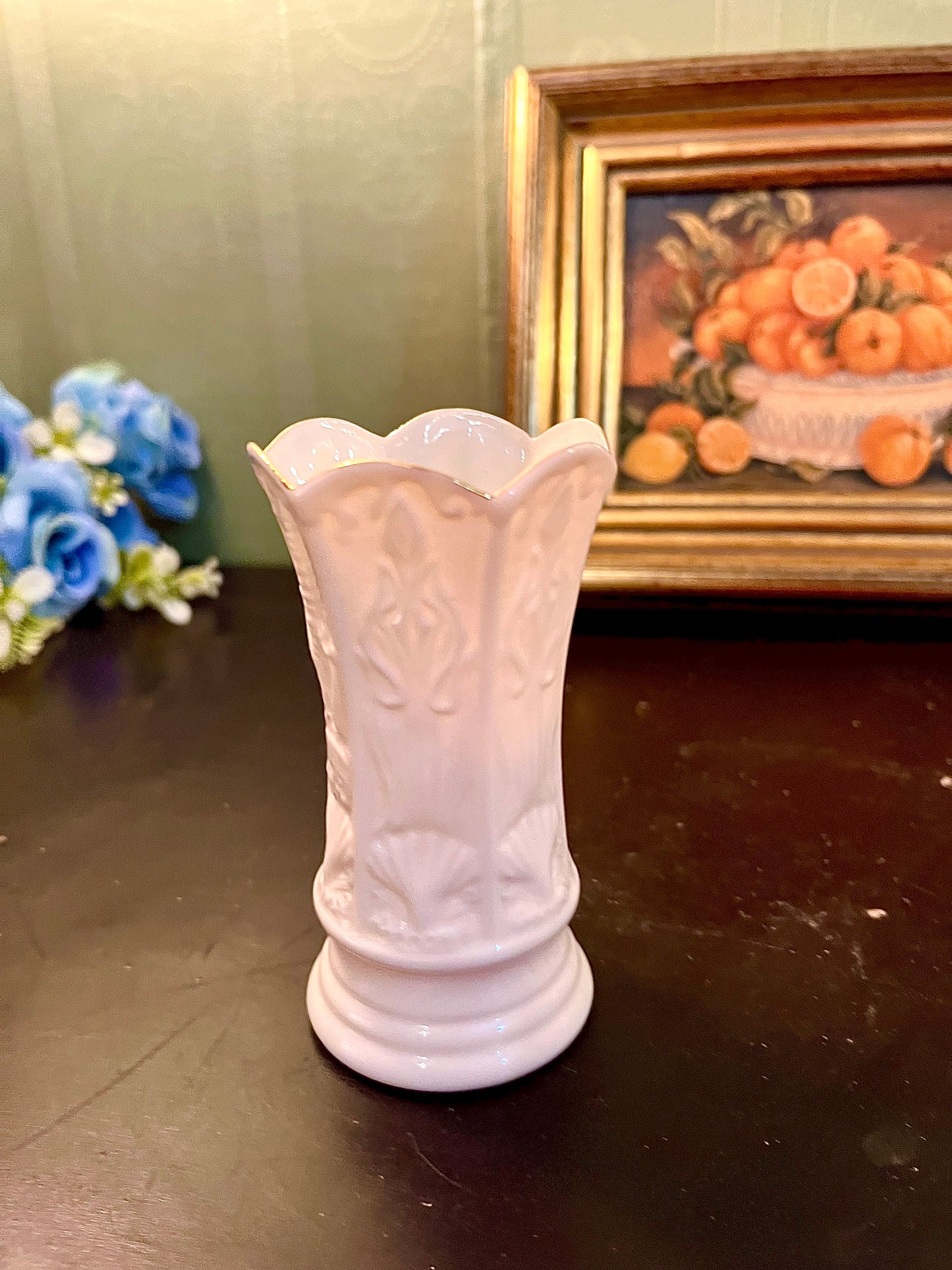 White Embossed Ceramic Bud Vase – Scalloped Gold Rim