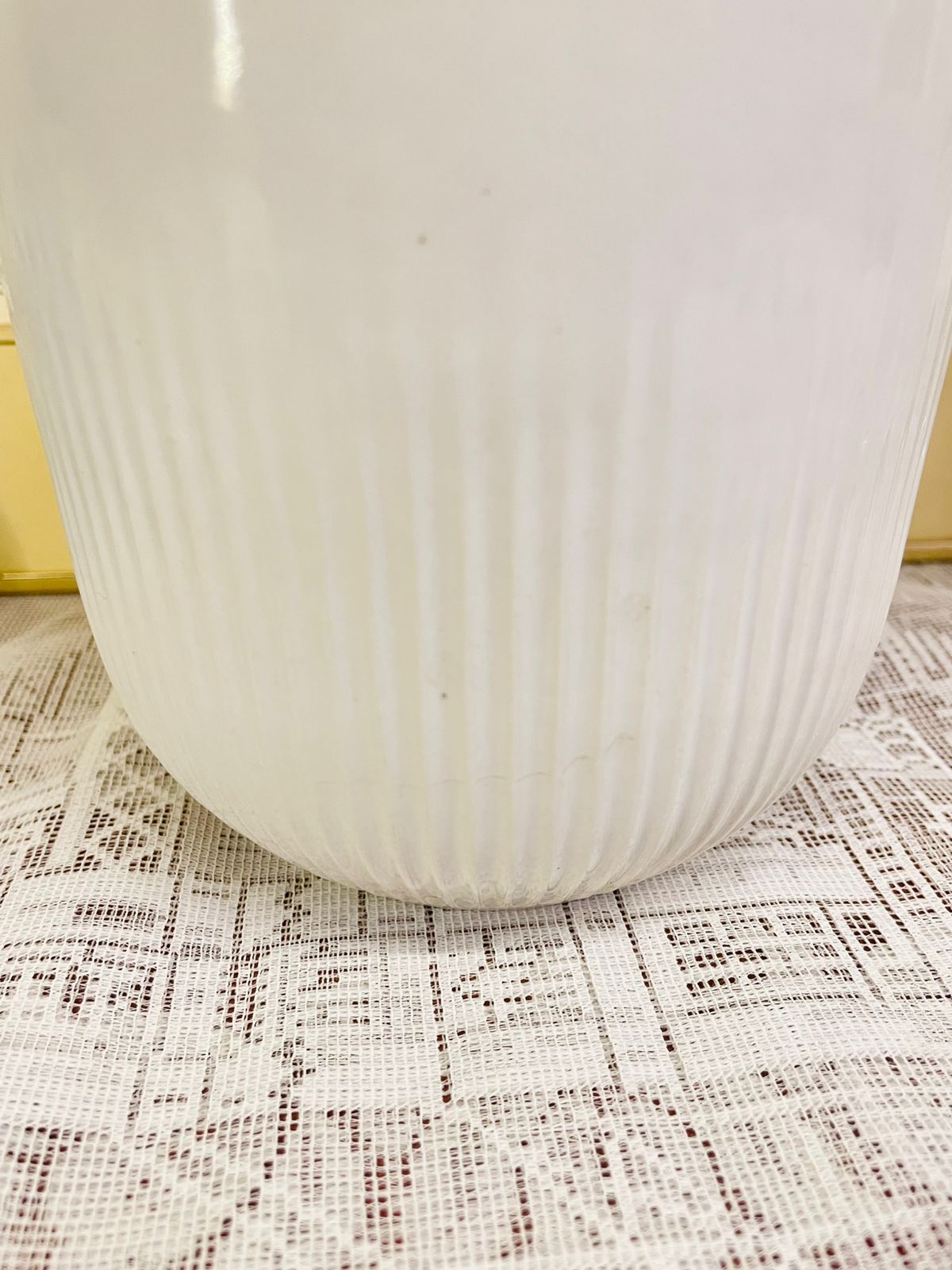 "Elegant Ribbed White Porcelain Pot – Simple, Modern Home Decor"