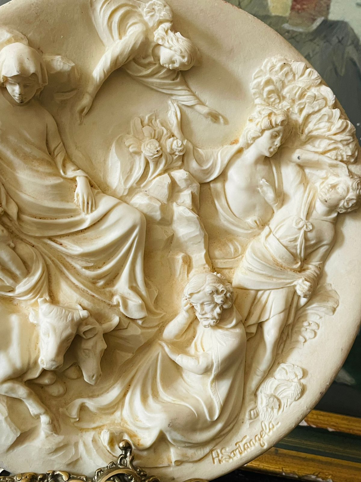 “Holy Family & Angels” Classical Relief Wall Plaque – Round Art Sculpture | Made in England