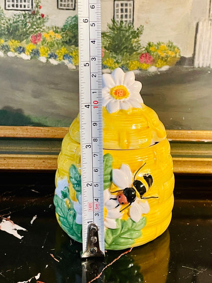 Ceramic Honey Pot with Lid – Beehive Design with Bee & Flower Décor (13cm)